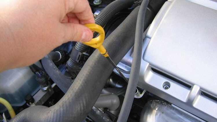 ¿Cuál es la forma correcta de medir el aceite al auto?