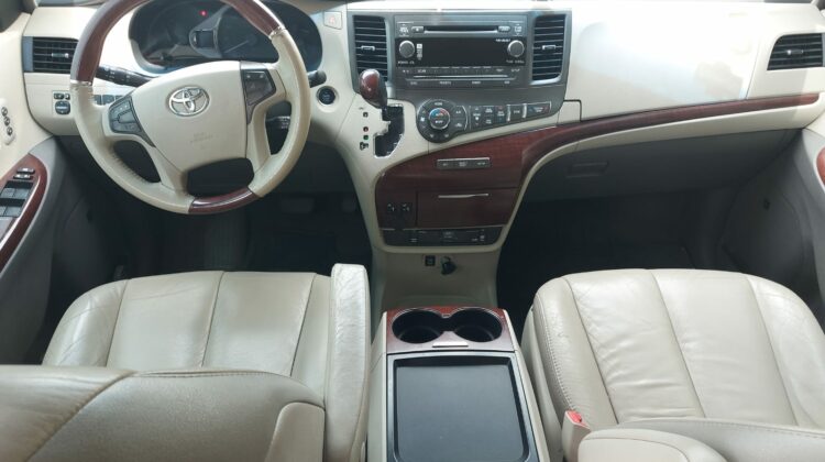 Toyota Sienna XLE 2011