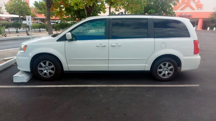 Chrysler Town & Country LX 2013