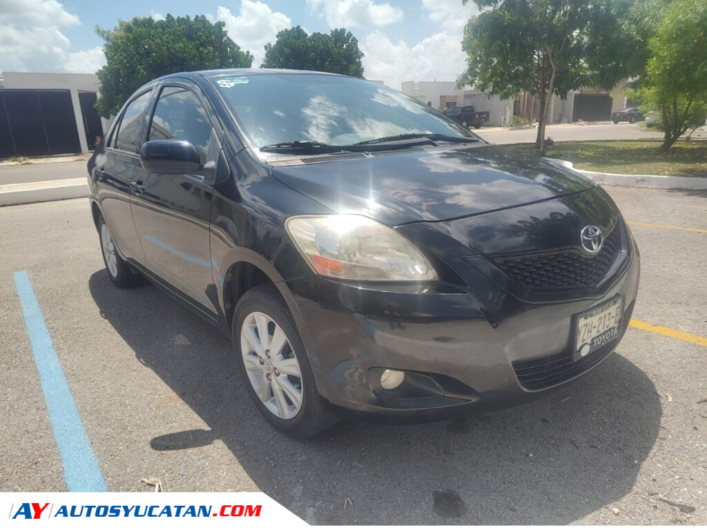 Toyota Yaris Sedán Premium 2015