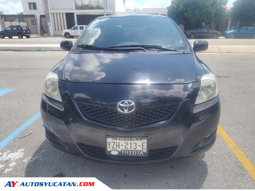 Toyota Yaris Sedán Premium 2015