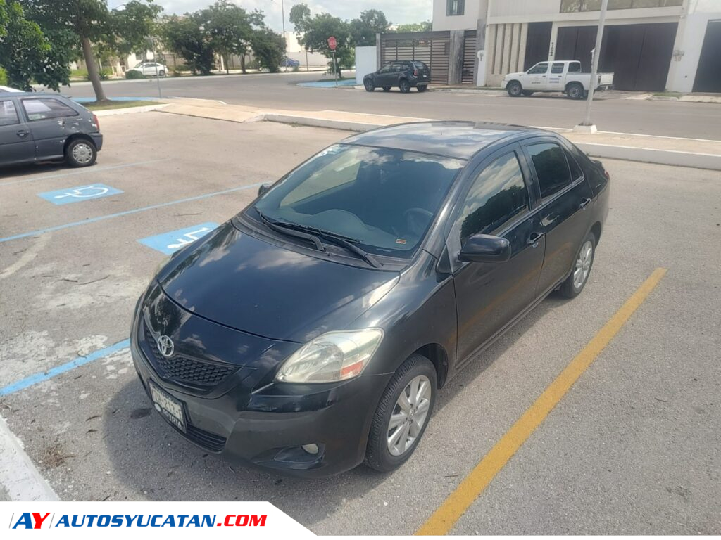 Toyota Yaris Sedán Premium 2015