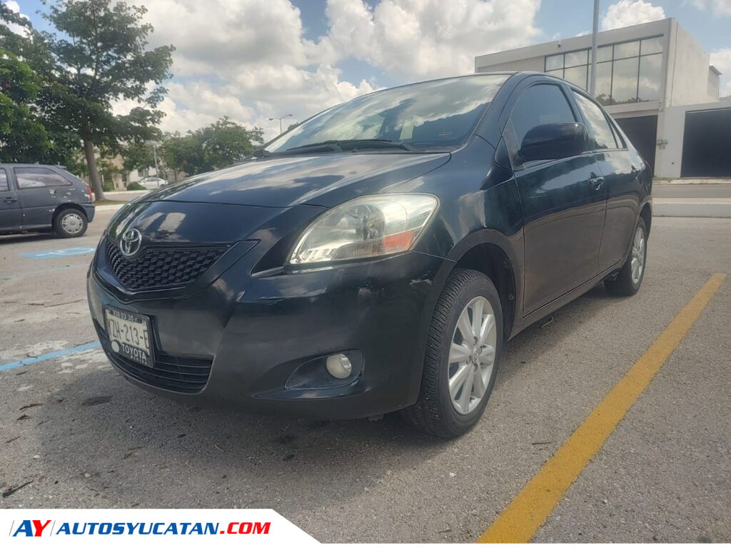 Toyota Yaris Sedán Premium 2015