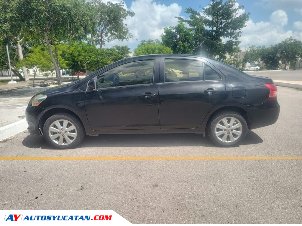 Toyota Yaris Sedán Premium 2015