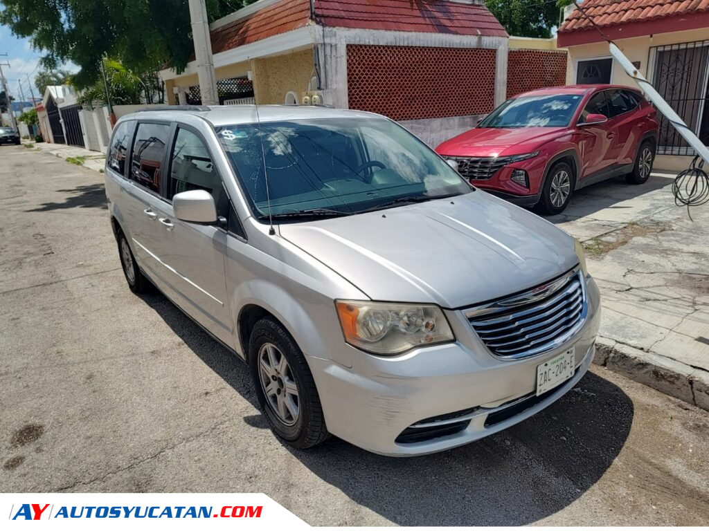 Chrysler Town and Country LX 2011