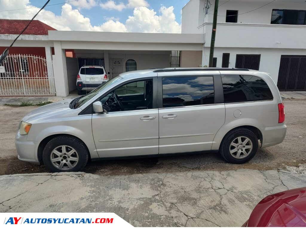 Chrysler Town and Country LX 2011