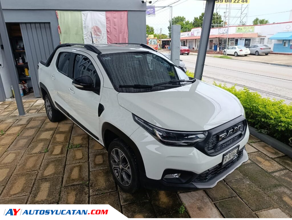 RAM 700 Laramie doble cabina 2024