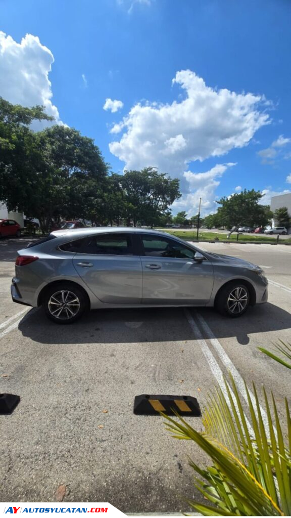 Kia Forte EX HB 2022