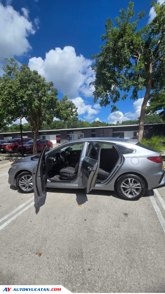 Kia Forte EX HB 2022