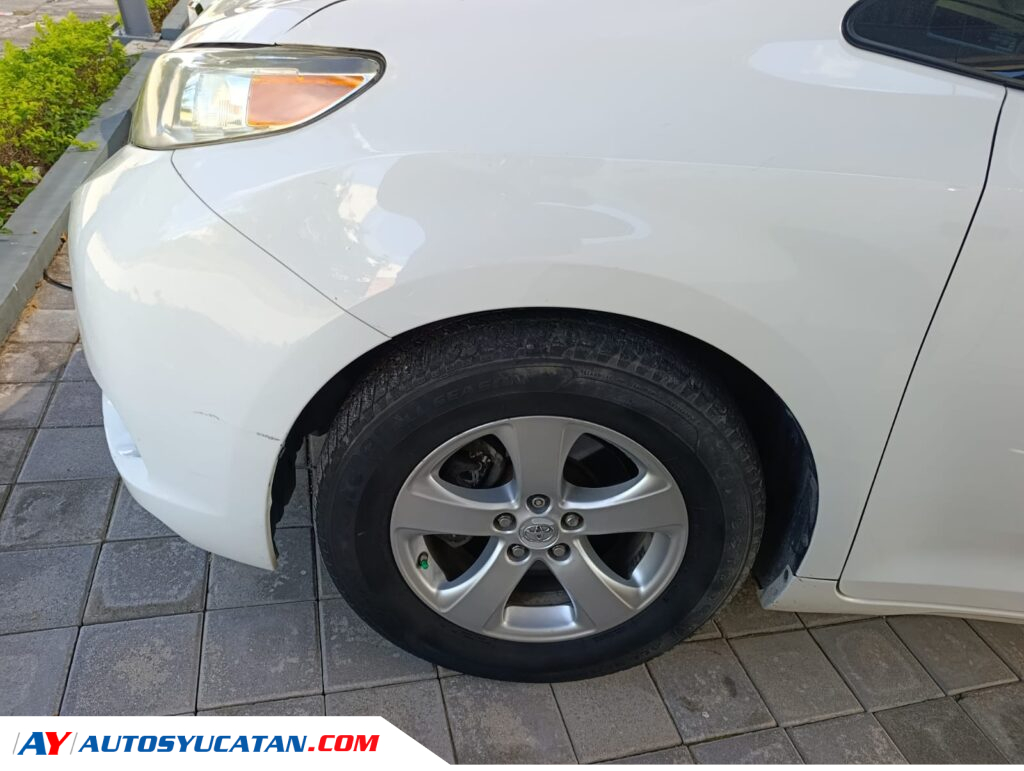 Toyota Sienna LE 2015