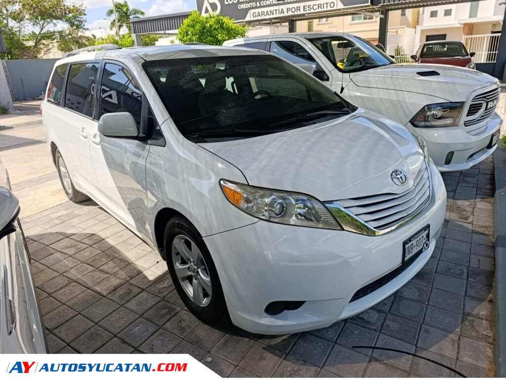 Toyota Sienna LE 2015