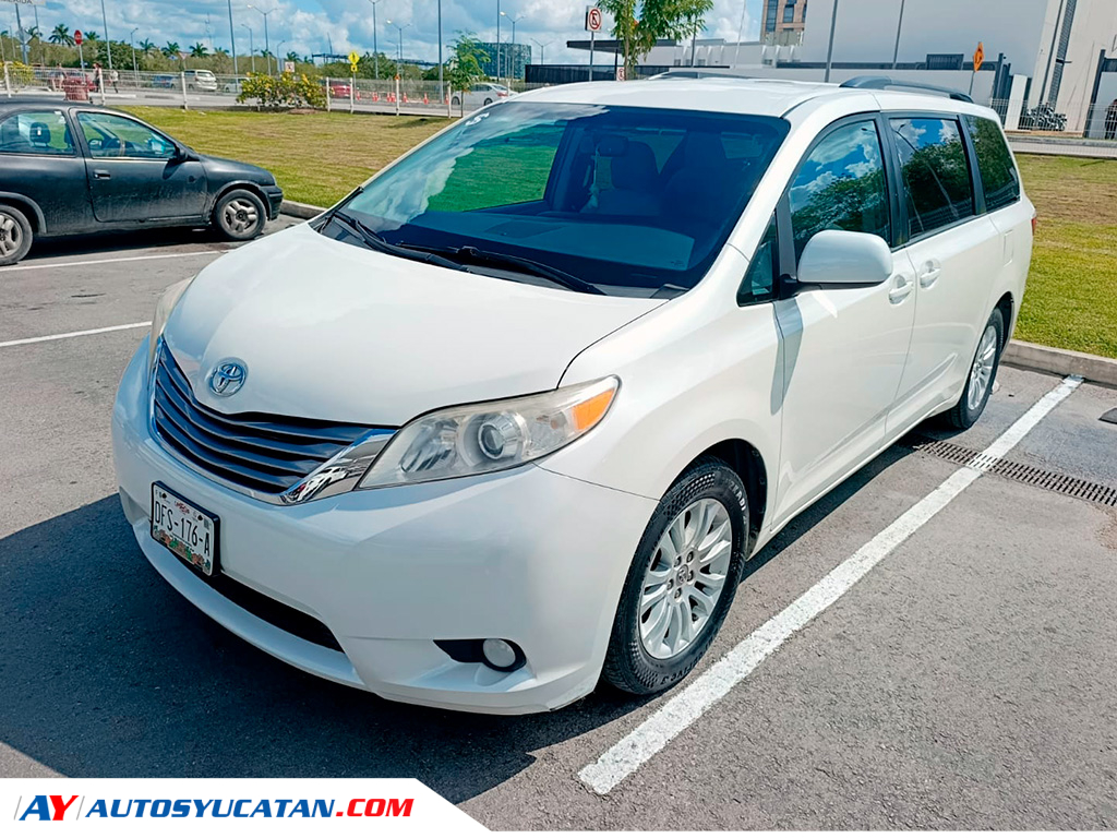 Toyota Sienna XLE  2017