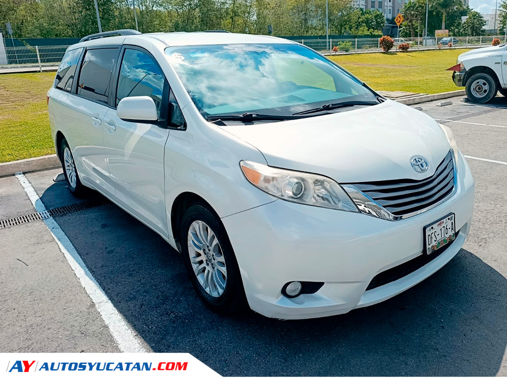 Toyota Sienna XLE  2017
