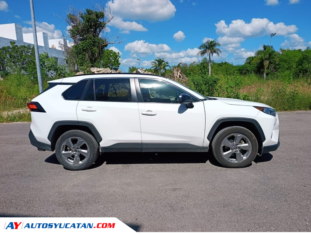 Toyota RAV4 XLE 2021