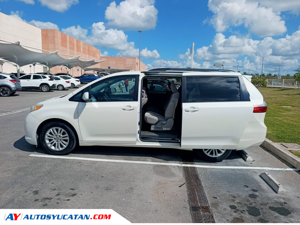 Toyota Sienna XLE  2017