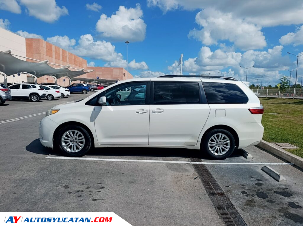 Toyota Sienna XLE  2017