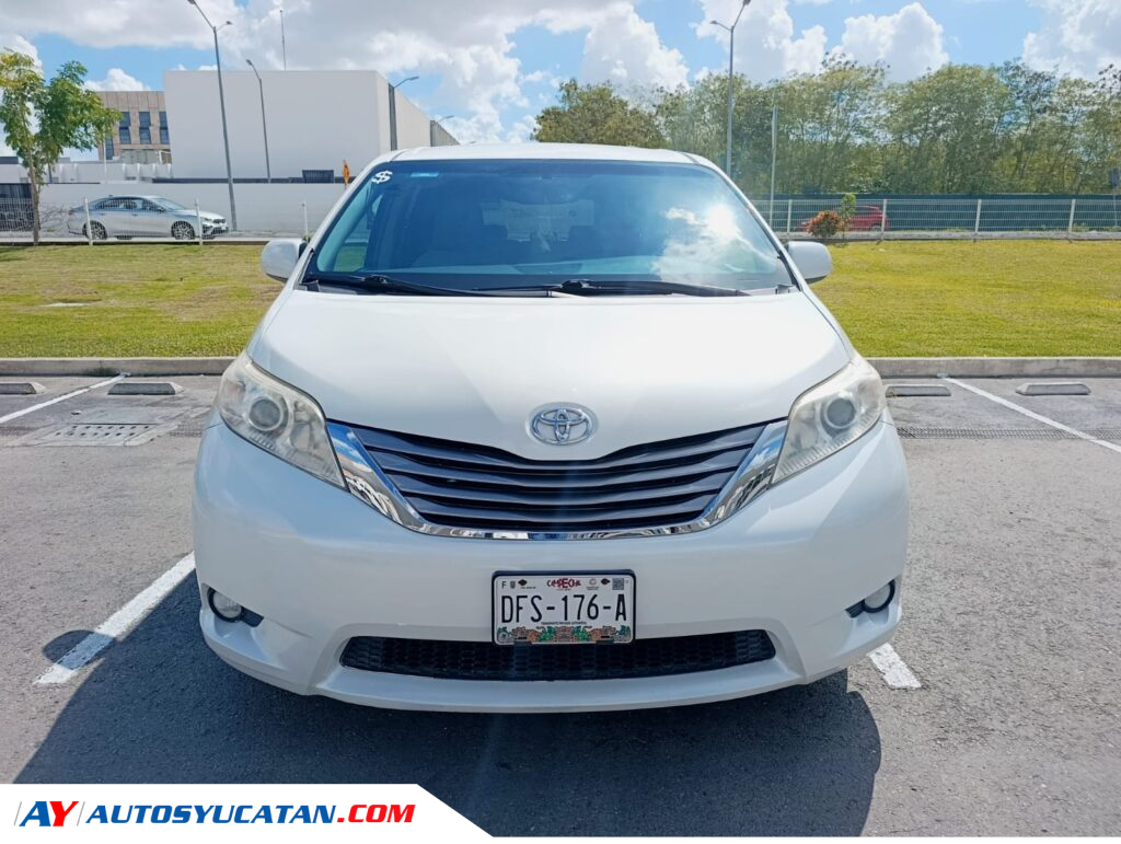 Toyota Sienna XLE  2017