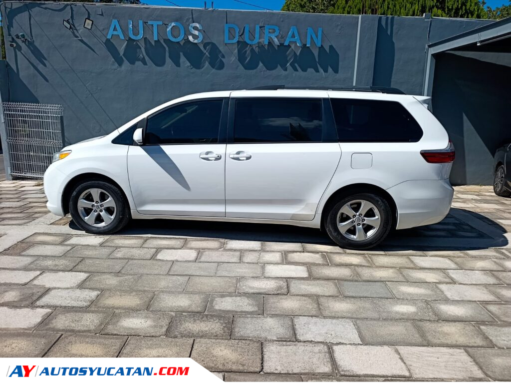 Toyota Sienna LE 2015