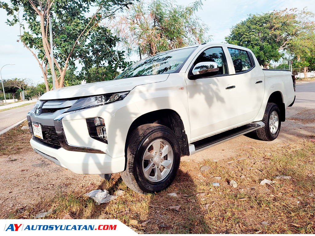 Mitsubishi L200 4X2 STD Gasolina 2022