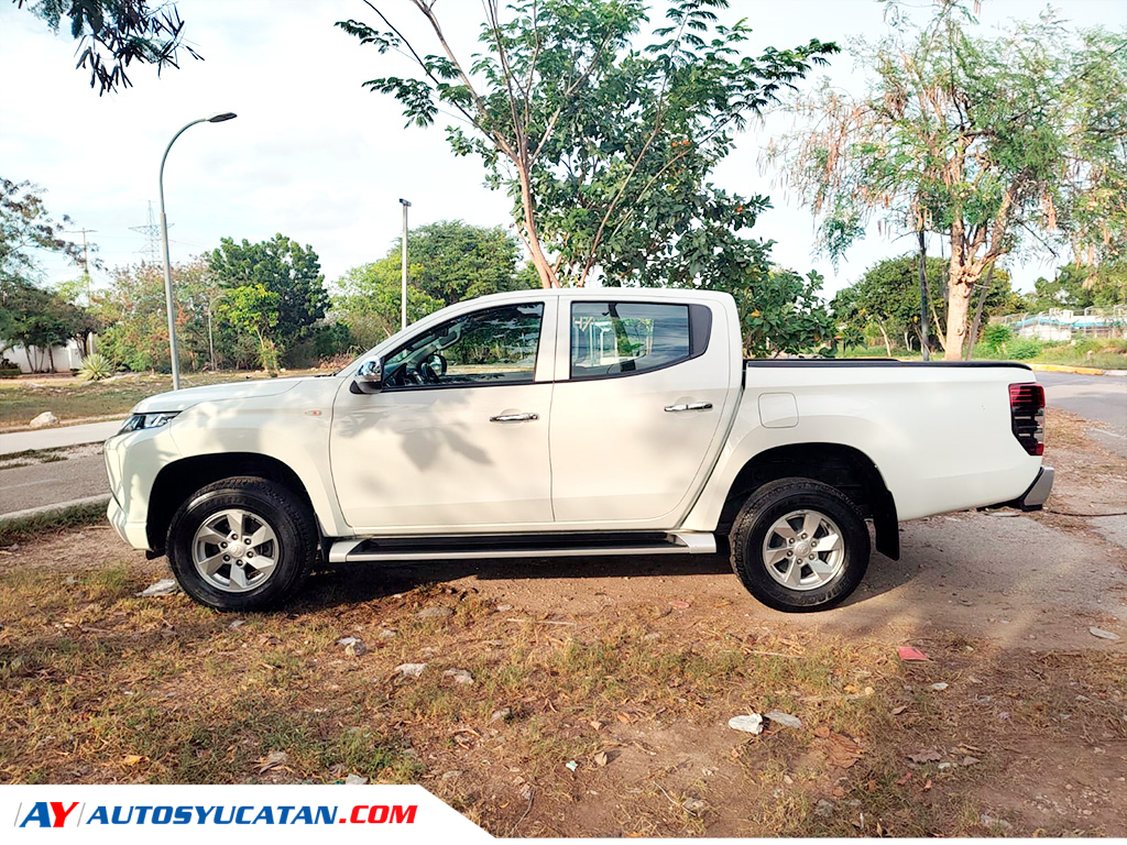 Mitsubishi L200 4X2 STD Gasolina 2022