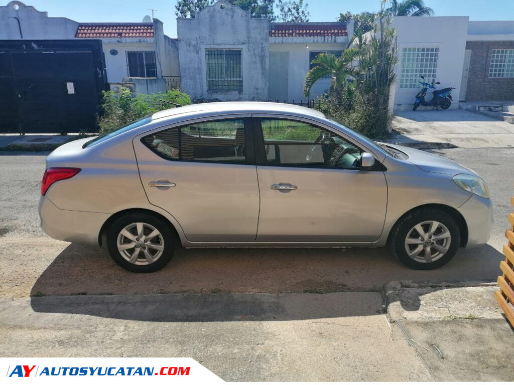 Nissan Versa Advance 2012