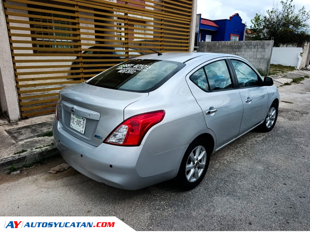 Nissan Versa Advance 2012
