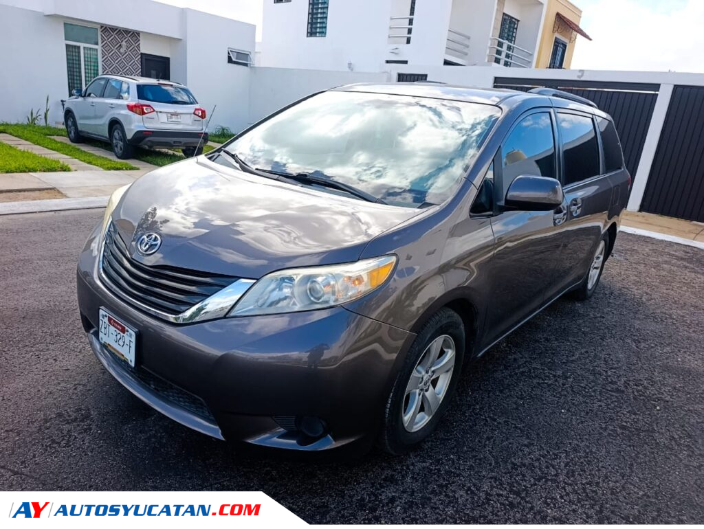 Toyota Sienna LE 2013