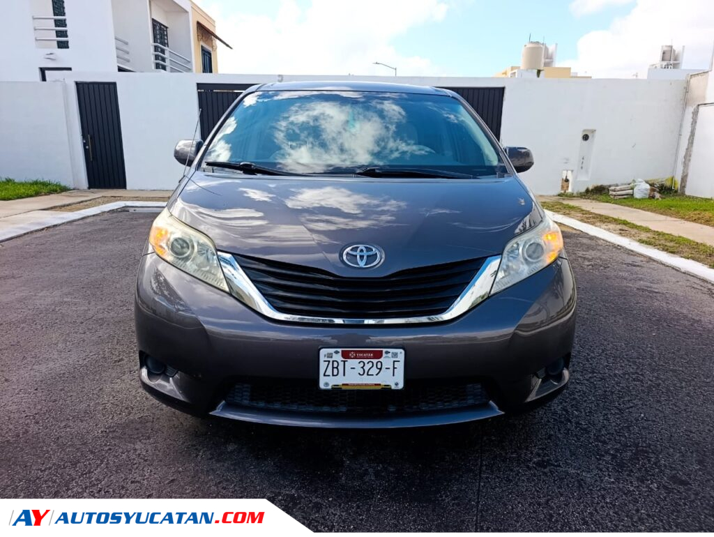 Toyota Sienna LE 2013