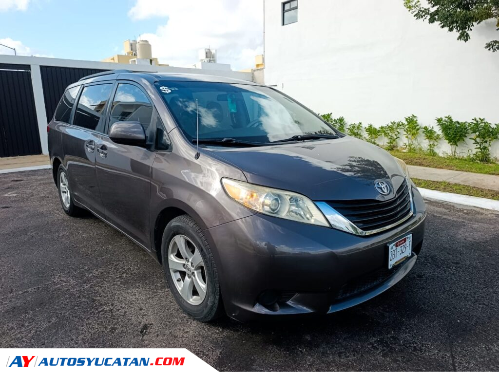 Toyota Sienna LE 2013