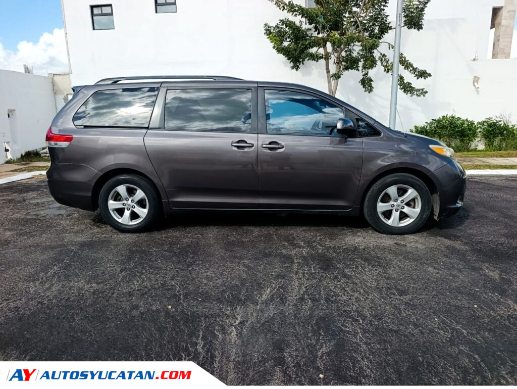 Toyota Sienna LE 2013