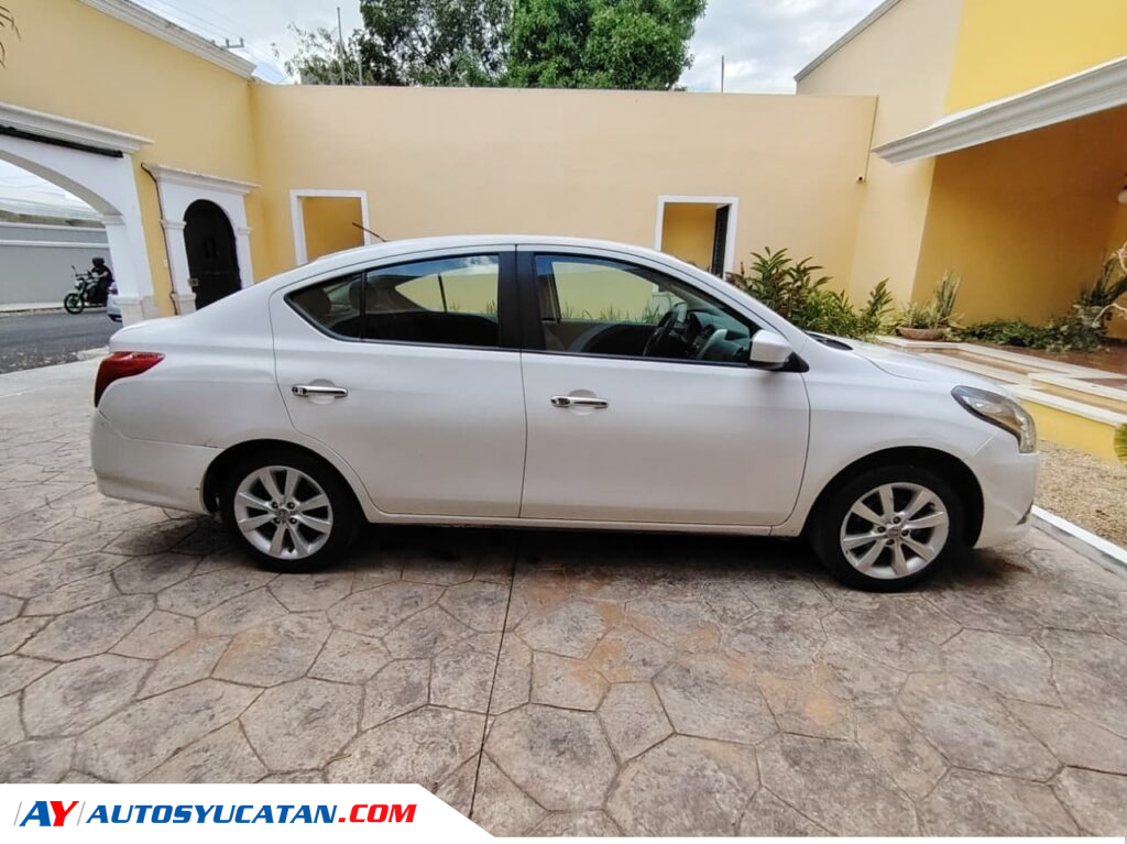 Nissan Versa Advance 2015