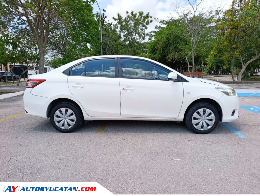 Toyota Yaris Core Sedan 2017