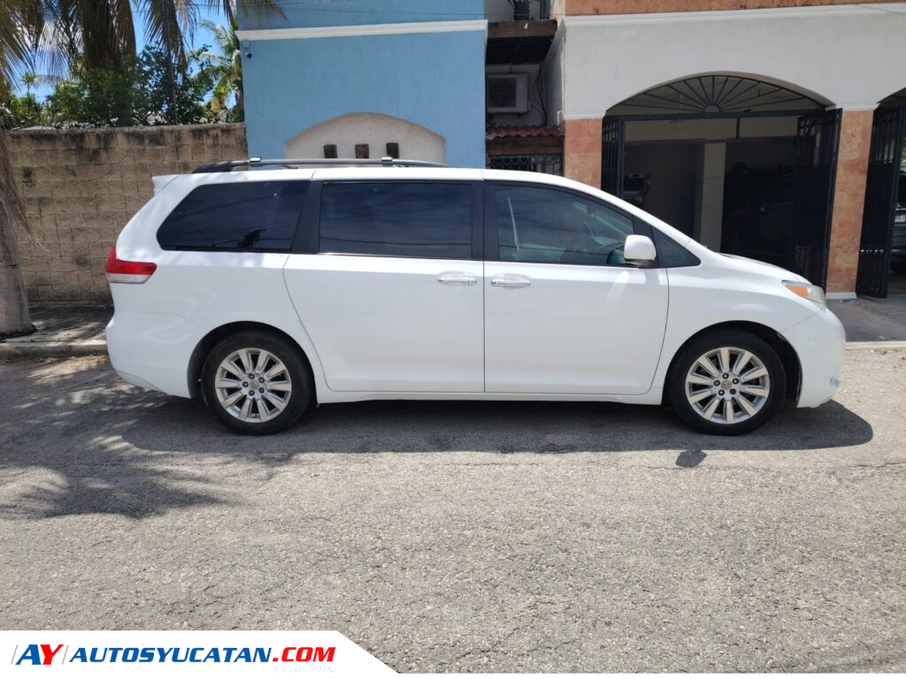 Toyota Sienna XLE 2012