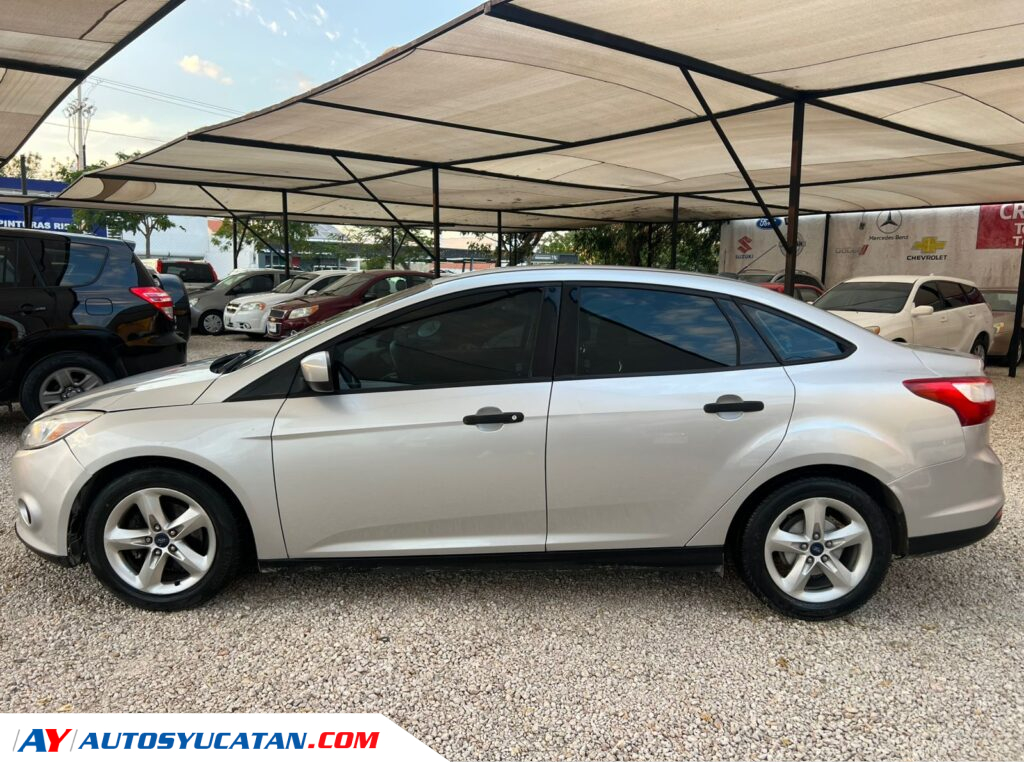 Ford Focus Sedán 2012