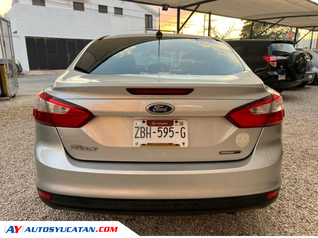 Ford Focus Sedán 2012