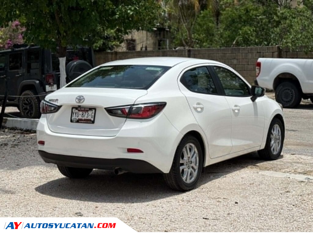 IMPECABLE TOYOTA YARIS R XLE 2016
