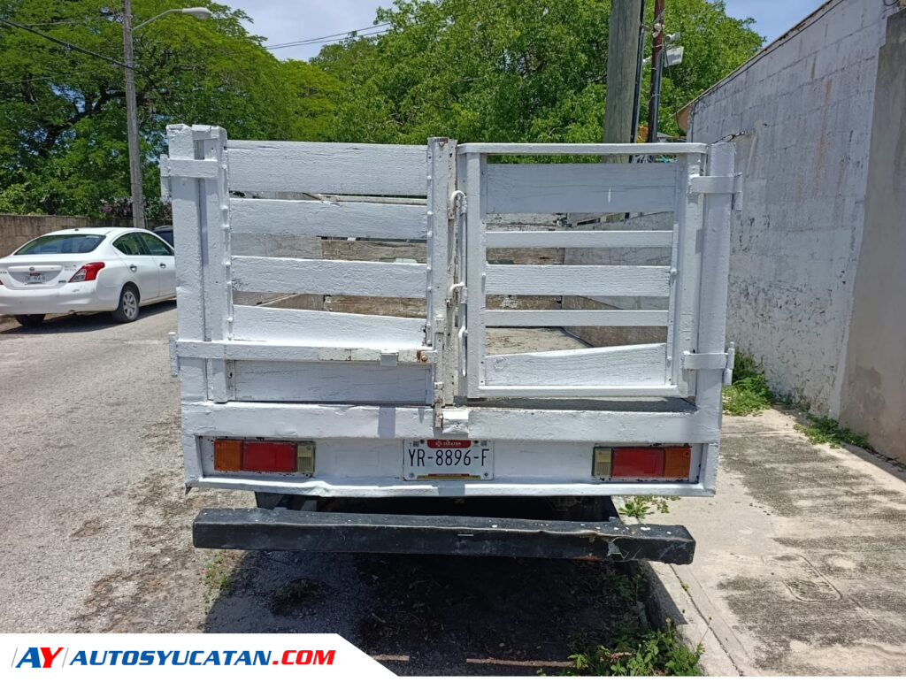 Nissan Estacas 2001