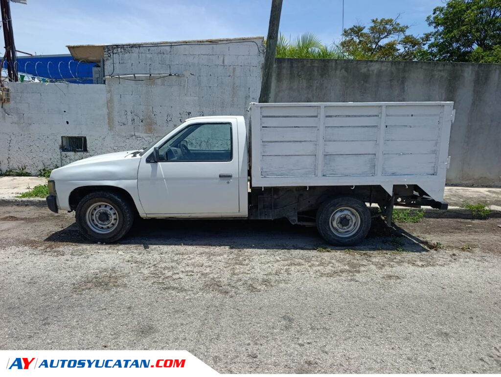 Nissan Estacas 2001