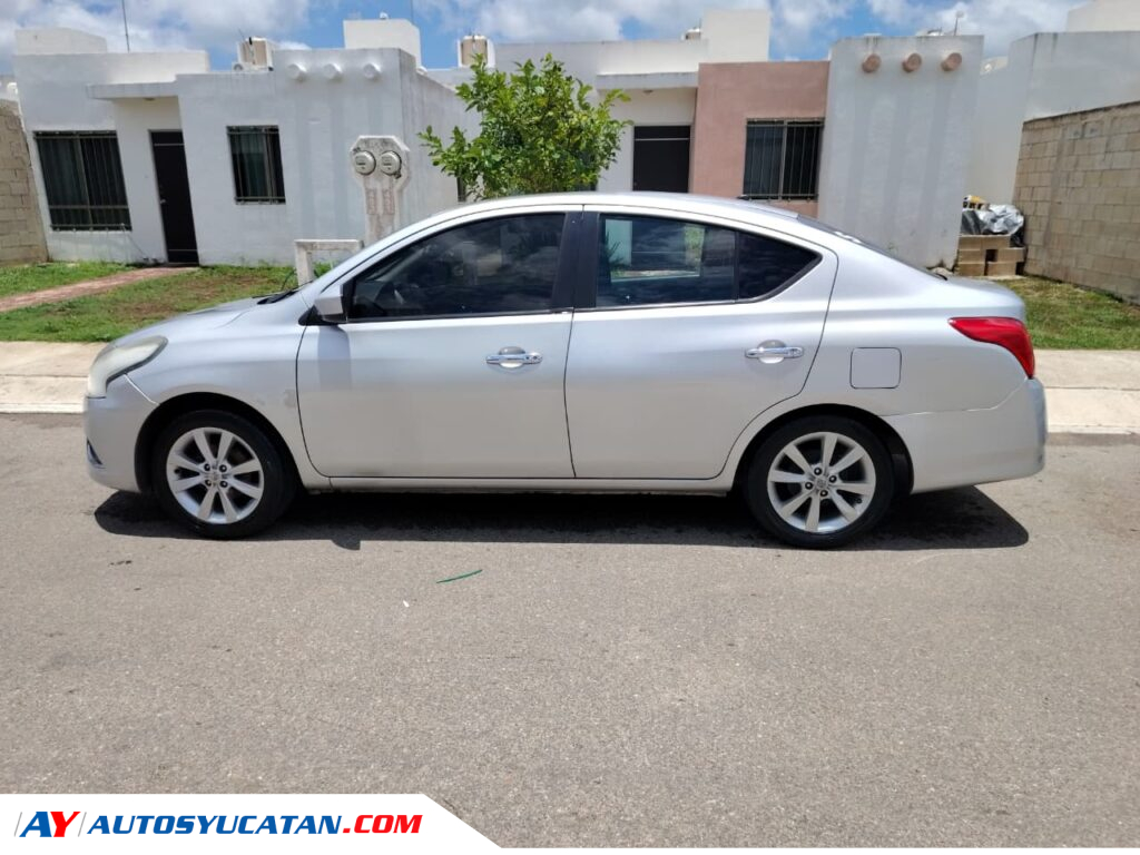 Nissan Versa Advance 2015