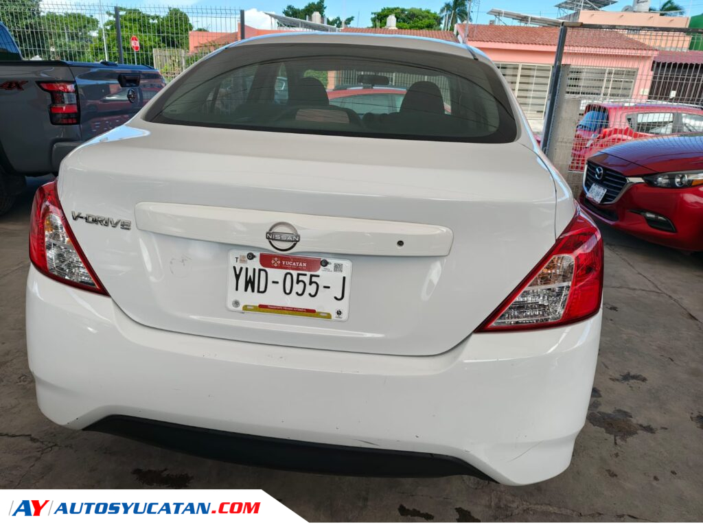 Nissan Versa Drive Standard 2023