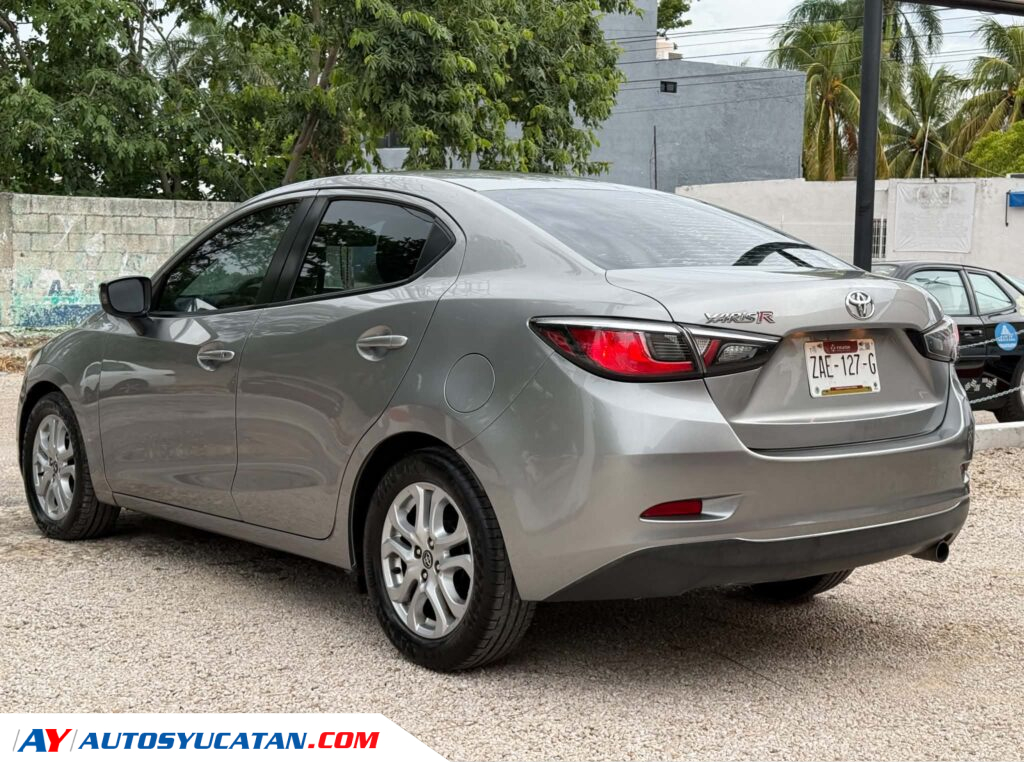 IMPECABLE TOYOTA YARIS R 2016