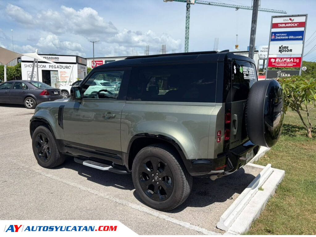 Land Rover Defender 2024