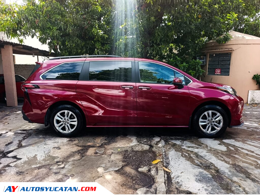 Toyota Sienna XLE Hybrid 2022