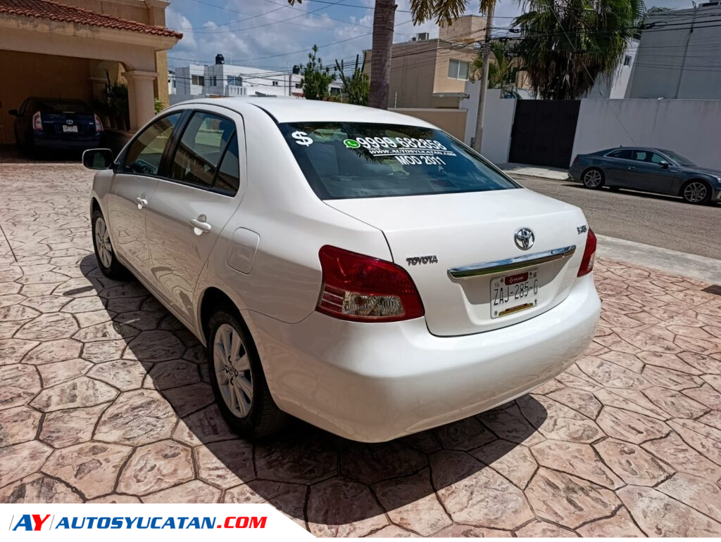 Toyota Yaris Sedan Premium 2011