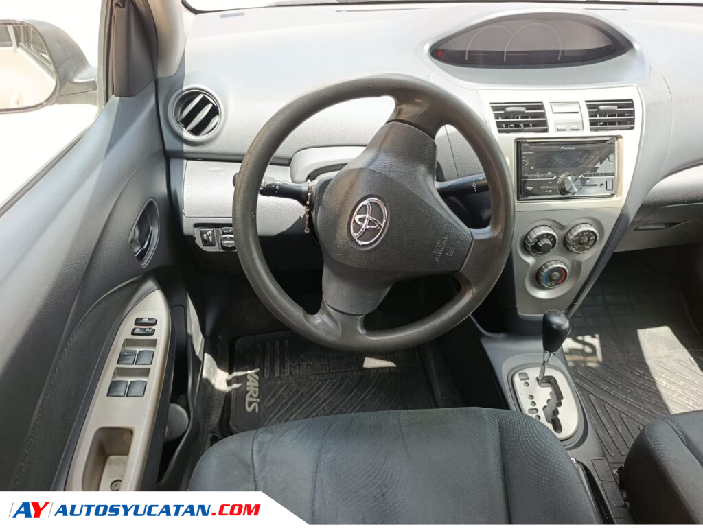 Toyota Yaris Sedan Premium 2011