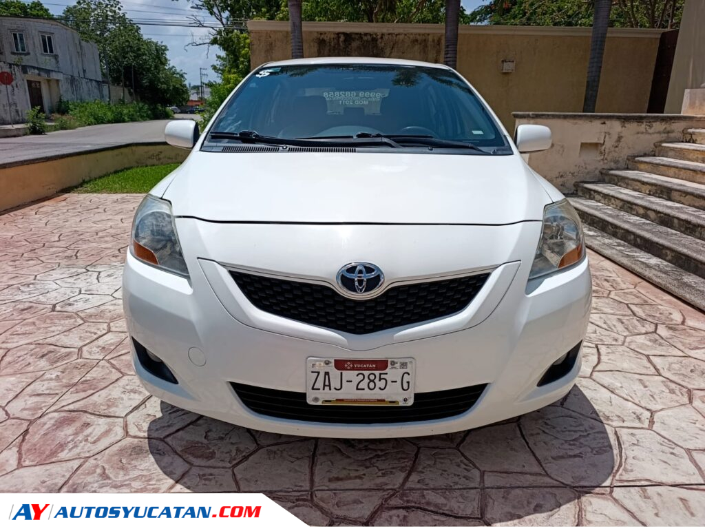 Toyota Yaris Sedan Premium 2011