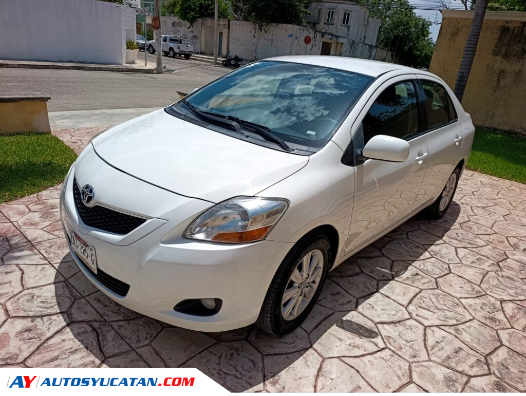 Toyota Yaris Sedan Premium 2011