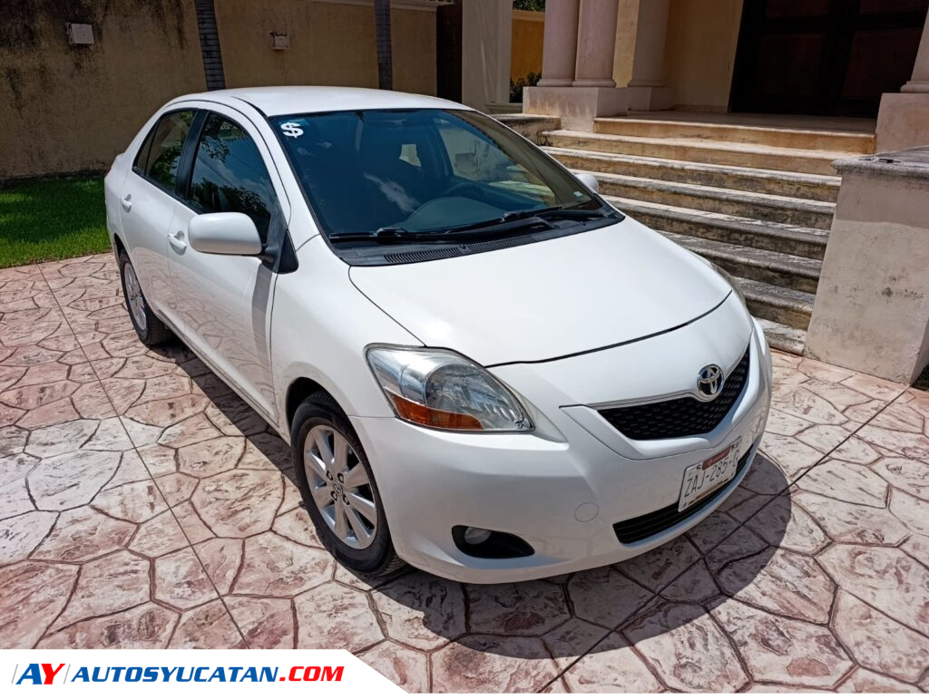 Toyota Yaris Sedan Premium 2011