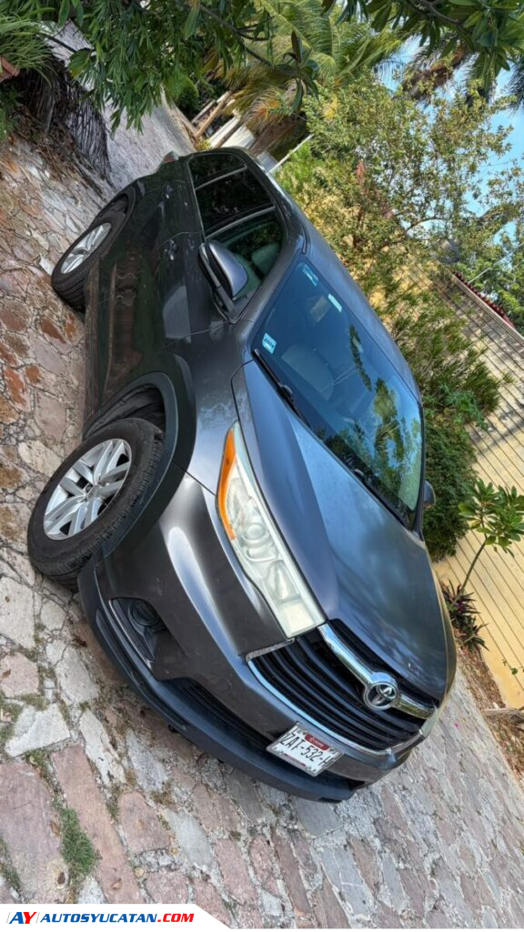 Toyota Highlander LE 2014