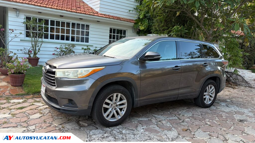 Toyota Highlander LE 2014